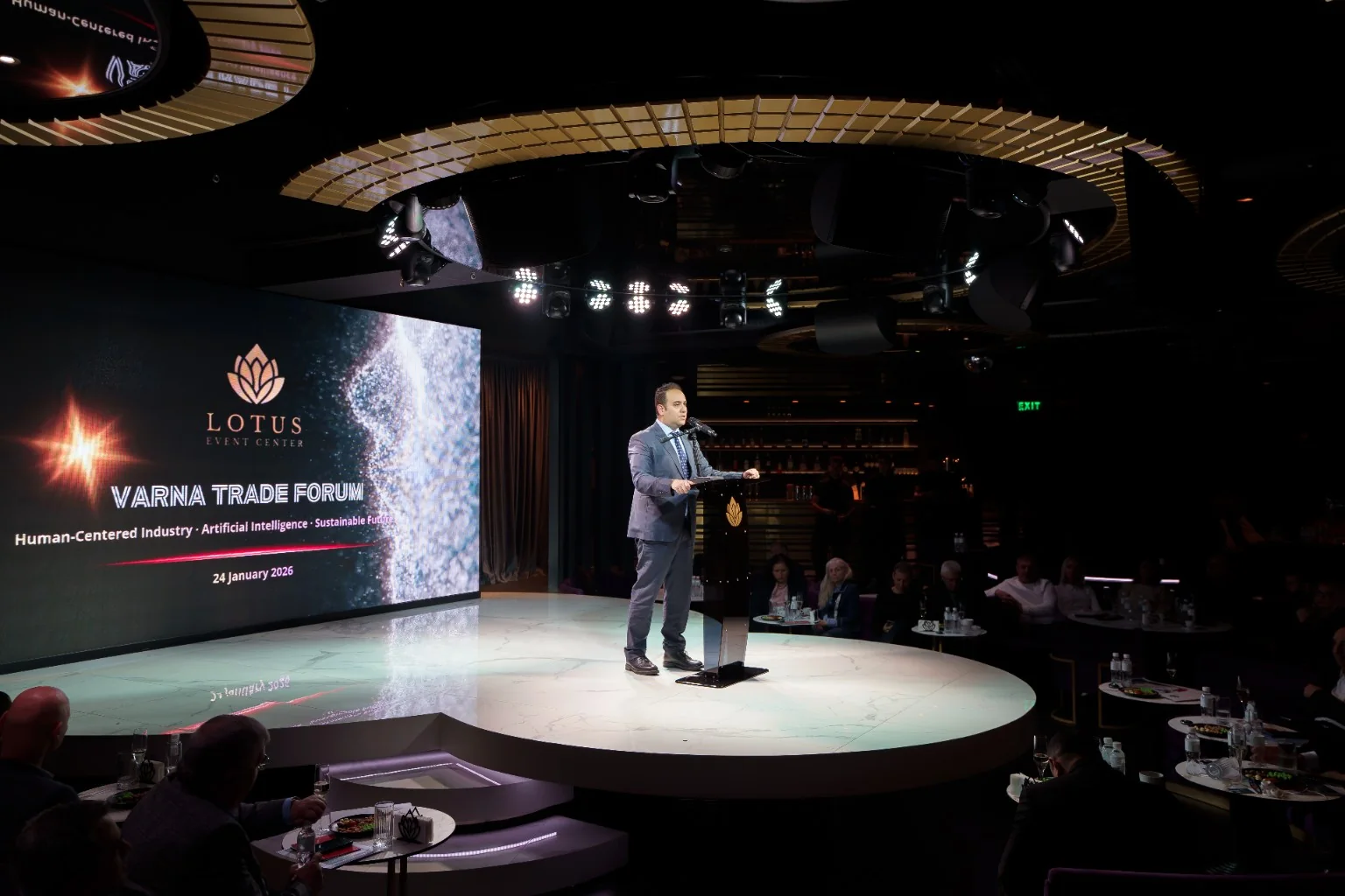 Реално бизнес събитие в LOTUS EVENT CENTER — VARNA TRADE FORUM, сцена, LED екран и публика